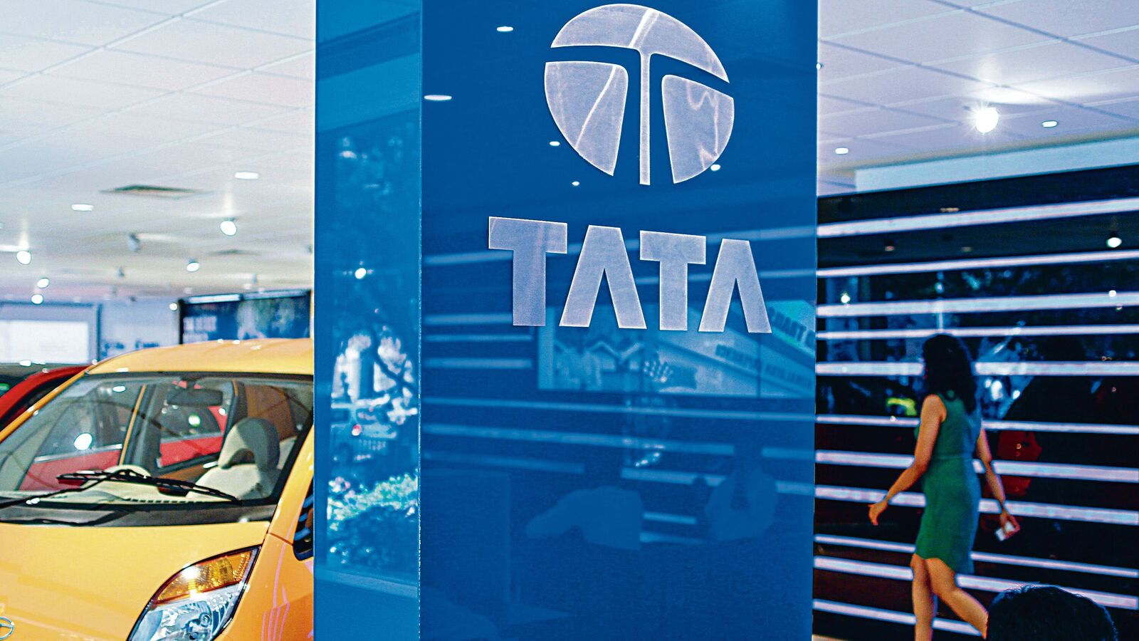 Tata Motors share: Is this stock to buy amid top officials resignation ahead of demerger? | Stock Market News